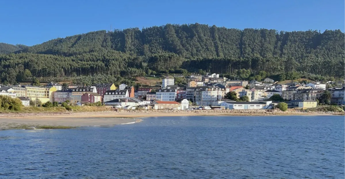 El pueblo de O Vicedo visto desde el mar